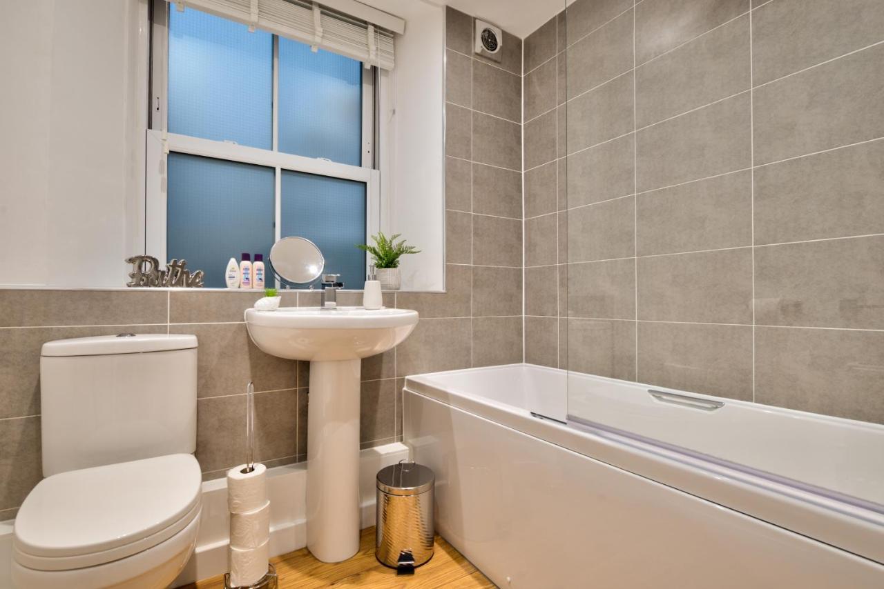 Central Stamford Retreat - Stylish 2-Bed Apartment & Parking Exteriér fotografie
